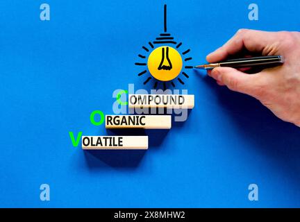 Simbolo del composto organico volatile VOC. Parole concettuali composti organici volatili VOC su bellissimi blocchi di legno. Bellissimo sfondo blu. COV. Business Foto Stock