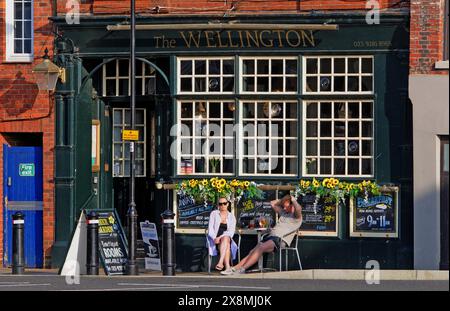 PERCORSO COSTIERO INGLESE, WELLINGTON PUB, POINT BATTERY, HOT WALLS, THE ROUND TOWER, OLD PORTSMOUTH, 2024 PIC MIKE WALKER 2024 Foto Stock