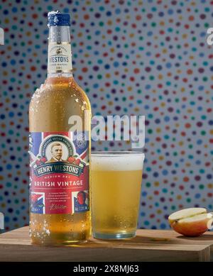 Mansfield,Nottingham,Regno Unito,25 maggio 2024:immagine studio di una bottiglia di Henry Westons Medium Dry British Vintage Cider. Foto Stock