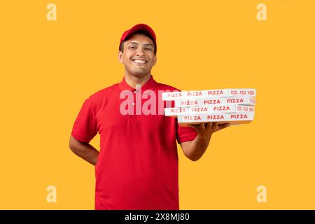 Consegna a domicilio in una camicia rossa che tiene in mano la scatola della pizza Foto Stock