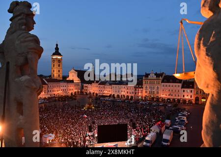 Ceske Budejovice, Repubblica Ceca. 26 maggio 2024. I tifosi cechi guardano la partita finale del Campionato del mondo IIHF 2024, Svizzera vs Cechia, su un grande schermo sul Ottokar II di Piazza Boemia a Budweis, Repubblica Ceca, il 26 maggio 2024. Crediti: Vaclav Pancer/CTK Photo/Alamy Live News Foto Stock