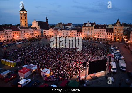 Ceske Budejovice, Repubblica Ceca. 26 maggio 2024. I tifosi cechi guardano la partita finale del Campionato del mondo IIHF 2024, Svizzera vs Cechia, su un grande schermo sul Ottokar II di Piazza Boemia a Budweis, Repubblica Ceca, il 26 maggio 2024. Crediti: Vaclav Pancer/CTK Photo/Alamy Live News Foto Stock