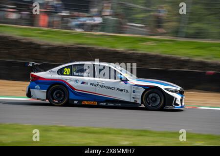 Sevenoaks, Kent - 11 maggio 2024: Colin Turkington 20 Team BMW FP2 Brands Hatch Indy Foto Stock