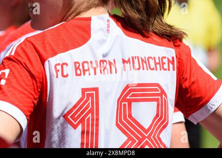 Aschheim, Germania. 26 maggio 2024. Aschheim, Germania, 26 maggio 2024: Maglia del Bayern alle spalle prima del 2. Frauen-Bundesliga match tra il Bayern Munich II e l'Eintracht Frankfurt II allo Sportpark Aschheim, Germania. (Sven Beyrich/SPP) credito: SPP Sport Press Photo. /Alamy Live News Foto Stock