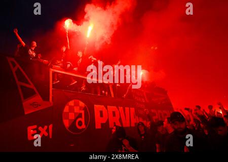 Zagabria, Hrvatska. 26 maggio 2024. I giocatori della Dinamo Zagabria festeggiano con il loro trofeo mentre sfilano su un autobus durante una cerimonia di celebrazione della Dinamo Zagabria dopo aver vinto il campione della prima Lega Croata Supersport HNL 2023-2024 a Zagabria, Croazia, 26 maggio 2024. Foto: Marko Lukunic/PIXSELL credito: Pixsell/Alamy Live News Foto Stock