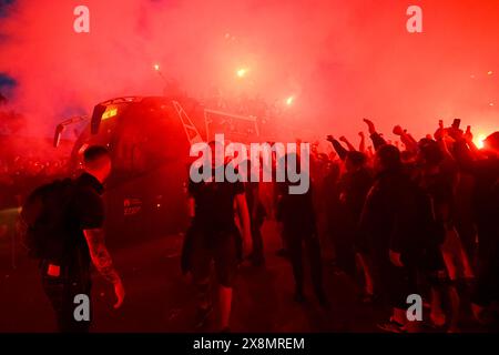 Zagabria, Hrvatska. 26 maggio 2024. I tifosi festeggiano durante una cerimonia di celebrazione della Dinamo Zagabria dopo aver vinto il campione della prima Lega croata Supersport HNL 2023-2024 a Zagabria, Croazia, 26 maggio 2024. Foto: Marko Lukunic/PIXSELL credito: Pixsell/Alamy Live News Foto Stock