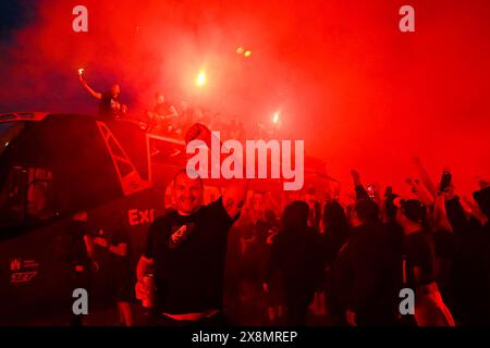 Zagabria, Hrvatska. 26 maggio 2024. I tifosi festeggiano durante una cerimonia di celebrazione della Dinamo Zagabria dopo aver vinto il campione della prima Lega croata Supersport HNL 2023-2024 a Zagabria, Croazia, 26 maggio 2024. Foto: Marko Lukunic/PIXSELL credito: Pixsell/Alamy Live News Foto Stock