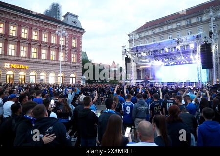 Zagabria, Hrvatska. 26 maggio 2024. I tifosi festeggiano durante una cerimonia di celebrazione della Dinamo Zagabria dopo aver vinto il campione della prima Lega croata Supersport HNL 2023-2024 a Ban Josip Jelacic Square a Zagabria, Croazia, 26 maggio 2024. Foto: Matija Habljak/PIXSELL credito: Pixsell/Alamy Live News Foto Stock