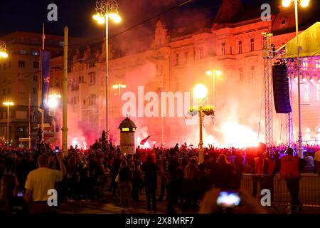 Zagabria, Hrvatska. 26 maggio 2024. I tifosi festeggiano durante una cerimonia di celebrazione della Dinamo Zagabria dopo aver vinto il campione della prima Lega croata Supersport HNL 2023-2024 a Ban Josip Jelacic Square a Zagabria, Croazia, 26 maggio 2024. Foto: Matija Habljak/PIXSELL credito: Pixsell/Alamy Live News Foto Stock