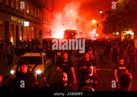 Zagabria, Hrvatska. 26 maggio 2024. I tifosi festeggiano durante una cerimonia di celebrazione della Dinamo Zagabria dopo aver vinto il campione della prima Lega croata Supersport HNL 2023-2024 a Zagabria, Croazia, 26 maggio 2024. Foto: Marko Lukunic/PIXSELL credito: Pixsell/Alamy Live News Foto Stock