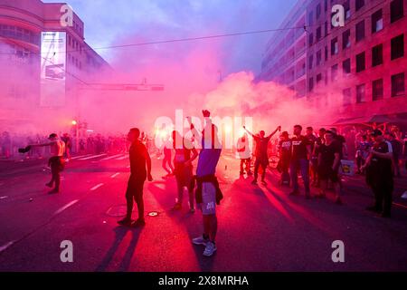 Zagabria, Hrvatska. 26 maggio 2024. I tifosi festeggiano durante una cerimonia di celebrazione della Dinamo Zagabria dopo aver vinto il campione della prima Lega croata Supersport HNL 2023-2024 a Zagabria, Croazia, 26 maggio 2024. Foto: Marko Lukunic/PIXSELL credito: Pixsell/Alamy Live News Foto Stock