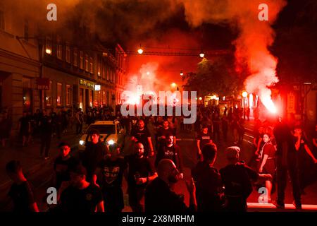 Zagabria, Hrvatska. 26 maggio 2024. I tifosi festeggiano durante una cerimonia di celebrazione della Dinamo Zagabria dopo aver vinto il campione della prima Lega croata Supersport HNL 2023-2024 a Zagabria, Croazia, 26 maggio 2024. Foto: Marko Lukunic/PIXSELL credito: Pixsell/Alamy Live News Foto Stock