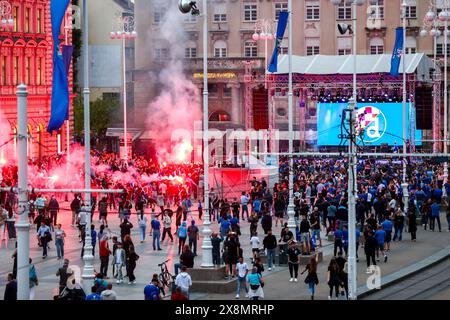 Zagabria, Hrvatska. 26 maggio 2024. I tifosi festeggiano durante una cerimonia di celebrazione della Dinamo Zagabria dopo aver vinto il campione della prima Lega croata Supersport HNL 2023-2024 a Ban Josip Jelacic Square a Zagabria, Croazia, 26 maggio 2024. Foto: Matija Habljak/PIXSELL credito: Pixsell/Alamy Live News Foto Stock