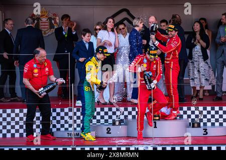 Monaco, Monaco. 26 maggio 2024. Charles Lecler, Fred Vasseour, Oscar Piastri e Carlos Sainz celebrano la loro vittoria sul podio durante il Gran Premio di Monaco. Credito: SOPA Images Limited/Alamy Live News Foto Stock