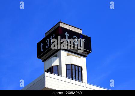 Un grande termometro elettronico esterno mostra temperature estive elevate. clima caldo estivo, riscaldamento globale, termometro nell'edificio Foto Stock