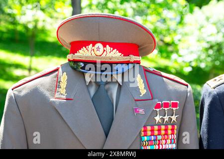 Samara, Russia - 25 maggio 2024: Uniforme militare del maresciallo dell'Unione Sovietica D. Ustinov con vari premi, ordini e medaglie Foto Stock