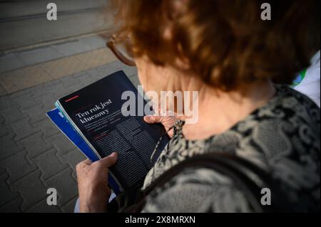 Varsavia, Mazowiecka, Polonia. 26 maggio 2024. Una donna è vista leggere la rivista polacca Newsweek in una fermata dell'autobus. (Credit Image: © Jaap Arriens/ZUMA Press Wire) SOLO PER USO EDITORIALE! Non per USO commerciale! Foto Stock