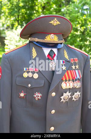 Samara, Russia - 25 maggio 2024: Сeremonial uniforme militare del tenente generale dell'esercito russo M. Kalashnikov con vari premi, ordini e me Foto Stock