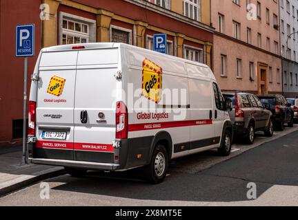 OSTRAVA, REPUBBLICA CECA - 11 MAGGIO 2018: Furgone bianco Fiat Ducato Maxi della società di consegna Geis a Ostrava, Repubblica Ceca, parcheggio per disabili Foto Stock