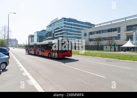 Autobus moderno sulla strada della città. Foto Stock