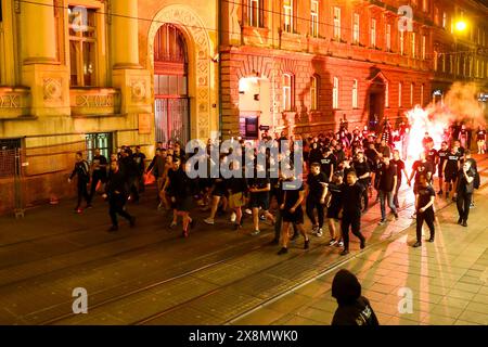 Zagabria, Hrvatska. 26 maggio 2024. I tifosi festeggiano durante una cerimonia di celebrazione della Dinamo Zagabria dopo aver vinto il campione della prima Lega croata Supersport HNL 2023-2024 a Zagabria, Croazia, 26 maggio 2024. Foto: Matija Habljak/PIXSELL credito: Pixsell/Alamy Live News Foto Stock