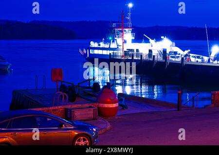 Il traghetto per auto Strangford a Portaferry nell'Irlanda del Nord di notte Foto Stock