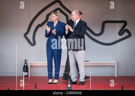 Monaco, Monaco. 26 maggio 2024. Charlene (L), Principessa di Monaco e Alberto II, Principe di Monaco, applaudono sul podio dopo la gara del Gran Premio di F1 di Monaco. Credito: SOPA Images Limited/Alamy Live News Foto Stock