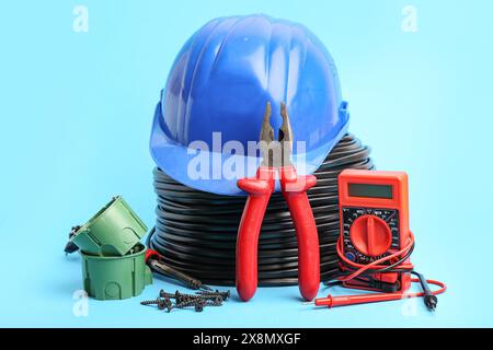 Set di diverse forniture per elettricisti su sfondo a colori Foto Stock