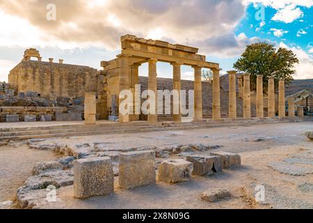 Parte della grande stoa ellenistica nell'Acropoli di Lindos. Foto Stock