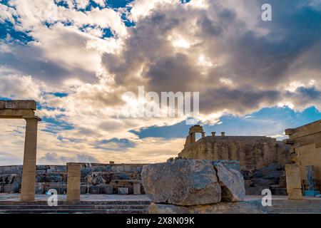 Parte della grande stoa ellenistica nell'Acropoli di Lindos. Foto Stock