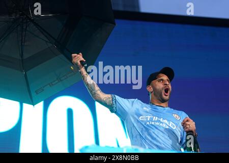 Kyle Walker durante una parata di trofei a Manchester, dopo aver vinto il loro quarto titolo consecutivo in Premier League e il loro sesto in sette anni. Data foto: Domenica 26 maggio 2024. Foto Stock