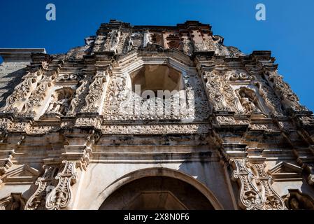 Facciata della Chiesa e del Convento di Santa Clara, resti di un grande complesso religioso dei primi anni '1700, Antigua, Guatemala Foto Stock