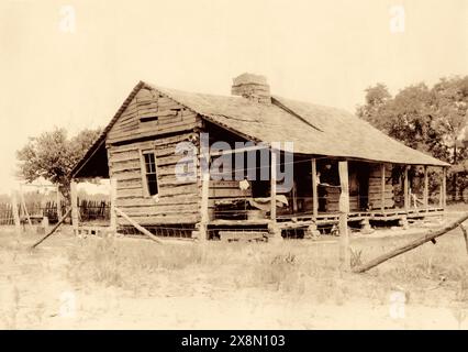 La capanna di Sequoyah, costruita nel 1829 dal polimath Cherokee Sequoyah che creò il sillabario Cherokee per scrivere la lingua Cherokee, a Sallisaw, Oklahoma. (Foto: C1941) Foto Stock