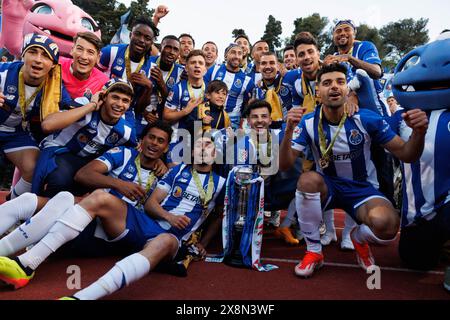 La squadra del Porto festeggia con un trofeo durante la finale del TACA de Portugal 2024 tra FC Porto e Sporting CP (2:1) all'Estadio Nacional Jamor Foto Stock