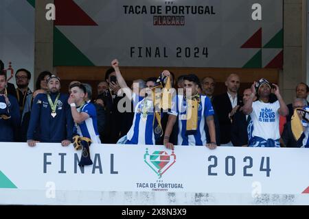 La squadra del Porto festeggia con un trofeo durante la finale del TACA de Portugal 2024 tra FC Porto e Sporting CP (2:1) all'Estadio Nacional Jamor Foto Stock