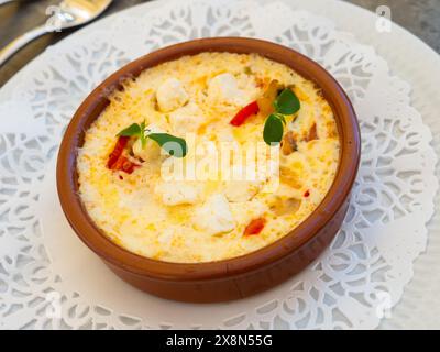 Flan de legumes et feta. Torta rustica con verdure e formaggio servita sul tavolo Foto Stock