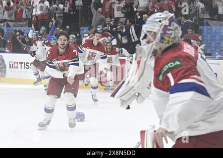 Praga, Repubblica Ceca. 26 maggio 2024. L-R David Spacek (CZE) e il portiere Lukas Dostal (CZE) celebrano la vittoria del Campionato del mondo 2024 IIHF, finale Svizzera contro Cechia, a Praga, Repubblica Ceca, il 26 maggio 2024. Crediti: Michal Kamaryt/CTK Photo/Alamy Live News Foto Stock