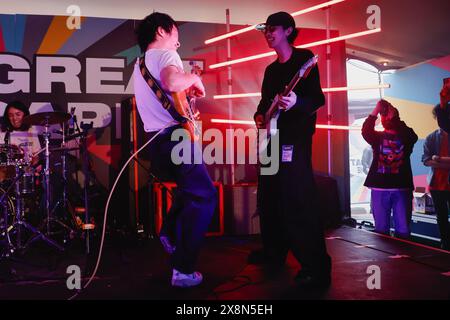 Jubilee Square, Brighton, città di Brighton & Hove, East Sussex. Helsinki Lambda Club si esibisce a Jubilee Square, Brighton come parte del festival musicale Great Escape 2024. David Smith/Alamy News Foto Stock