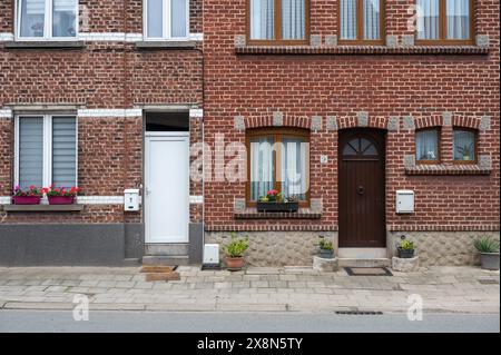 Groot-Bijgaarden, Brabante fiammingo, Belgio, 23 maggio 2024 - facciata in pietra di mattoni di due tradizionali case familiari Foto Stock