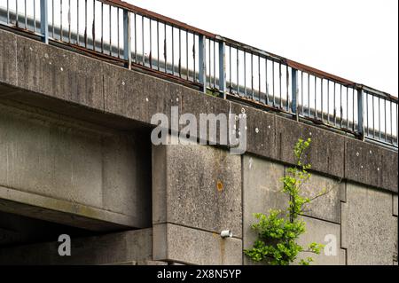 Ponte in cemento e ringhiera dell'autostrada e della tangenziale di Bruxelles, Groot-Bijgaarden, Brabante fiammingo, Belgio Foto Stock