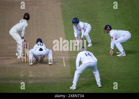 Southampton, Regno Unito. 26 maggio 2024. Ben Foakes del Surrey battendo i panni di James Vince, Fletcha Middleton e Toby Albert dell'Hampshire, tutti in una posizione di rilievo durante il Vitality County Championship Division One match tra Hampshire e Surrey all'Utilita Bowl. Crediti: Dave Vokes/Alamy Live News Foto Stock