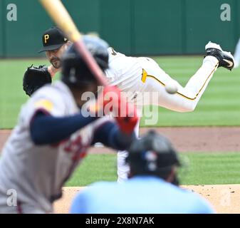 Pittsburgh, Stati Uniti. 26 maggio 2024. Il lanciatore dei Pittsburgh Pirates Martín Pérez (54) inizia contro gli Atlanta Braves al PNC Park domenica 26 maggio 2024 a Pittsburgh. Foto di Archie Carpenter/UPI credito: UPI/Alamy Live News Foto Stock