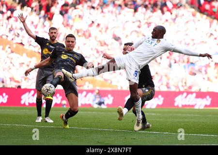 Wembley Stadium, Londra, Regno Unito. 26 maggio 2024. Finale del campionato EFL Play Off Football, Leeds United contro Southampton; Jan Bednarek del Southampton sgombra la palla da Glen Kamara del Leeds United Credit: Action Plus Sports/Alamy Live News Foto Stock