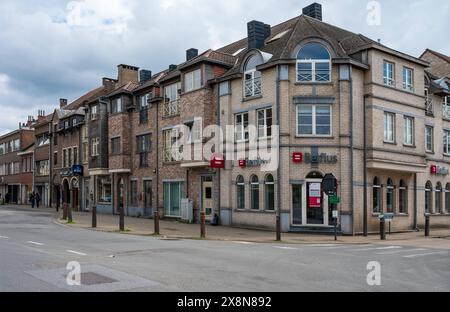 Groot-Bijgaarden, Brabante fiammingo, Belgio, 23 maggio 2024 - l'agenzia bancaria Belfius nella piazza del villaggio Foto Stock