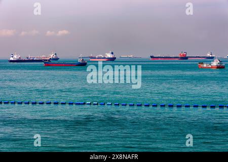 Un gran numero di navi in attesa all'ancora al largo delle coste di Singapore e dello stretto di Malacca Foto Stock