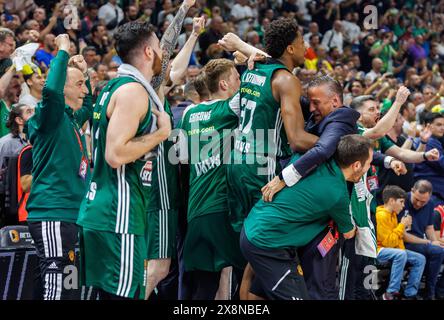 Berlino, Germania. 26 maggio 2024. Pallacanestro: Eurolega, Real Madrid - Panathinaikos Atene, Final Round, Final Four, Final Arena, Uber Arena: Panathinaikos Atene i giocatori festeggiano dopo aver vinto l'Eurolega 2023-24. Crediti: Andreas Gora/dpa/Alamy Live News Foto Stock