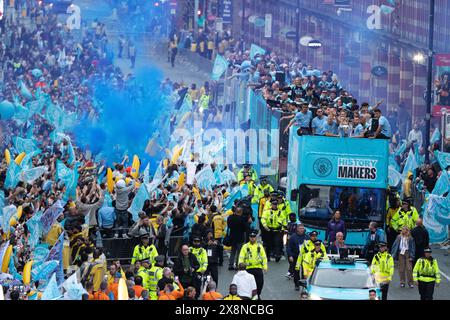 Manchester, Regno Unito. 26 maggio 2024. La parata della vittoria del Manchester City si sposta lungo Deansgate nel centro della città. I tifosi hanno tracciato il percorso nel centro della città per assistere alla sfilata per celebrare il trionfo storico del loro club in Premier League. Il Manchester City è diventato la prima squadra nella storia del calcio inglese a vincere quattro titoli di campionato consecutivi grazie a una vittoria 3-1 contro il West Ham United la scorsa domenica (19 maggio). Manchester UK foto: Garyroberts/worldwidefeatures.com credito: GaryRobertsphotography/Alamy Live News Foto Stock