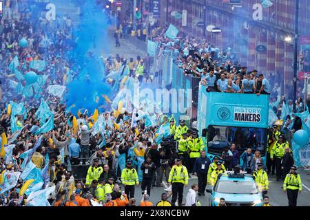 Manchester, Regno Unito. 26 maggio 2024. La parata della vittoria del Manchester City si sposta lungo Deansgate nel centro della città. I tifosi hanno tracciato il percorso nel centro della città per assistere alla sfilata per celebrare il trionfo storico del loro club in Premier League. Il Manchester City è diventato la prima squadra nella storia del calcio inglese a vincere quattro titoli di campionato consecutivi grazie a una vittoria 3-1 contro il West Ham United la scorsa domenica (19 maggio). Manchester UK foto: Garyroberts/worldwidefeatures.com credito: GaryRobertsphotography/Alamy Live News Foto Stock