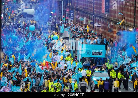 Manchester, Regno Unito. 26 maggio 2024. La parata della vittoria del Manchester City si sposta lungo Deansgate nel centro della città. I tifosi hanno tracciato il percorso nel centro della città per assistere alla sfilata per celebrare il trionfo storico del loro club in Premier League. Il Manchester City è diventato la prima squadra nella storia del calcio inglese a vincere quattro titoli di campionato consecutivi grazie a una vittoria 3-1 contro il West Ham United la scorsa domenica (19 maggio). Manchester UK foto: Garyroberts/worldwidefeatures.com credito: GaryRobertsphotography/Alamy Live News Foto Stock