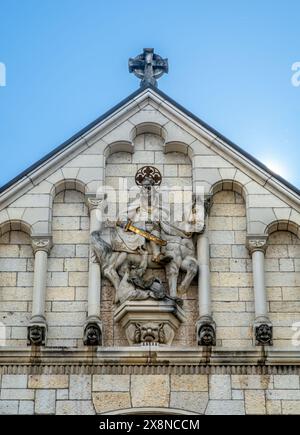 Olten, Svizzera - 25 maggio 2024: Storica chiesa cittadina di San Martin , edifici moderni nelle vicinanze, ambiente urbano con auto Foto Stock